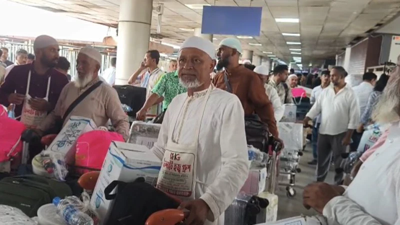 লুৎফুজ্জামান বাবরের উদ্যোগে ওমরাহ শেষে দেশে ফিরলেন ৪৬ জন