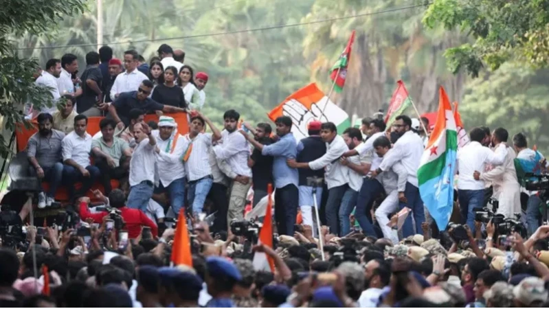 দীর্ঘ জনরোষে দিল্লিতে বিক্ষোভ