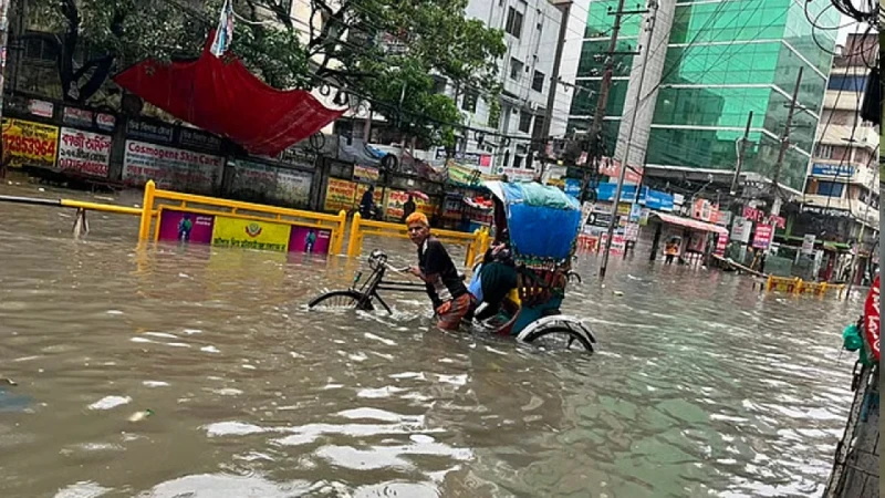 টানা বৃষ্টিতে ঢাকার বিভিন্ন রাস্তায় জলাবদ্ধতা, ভোগান্তি চরমে