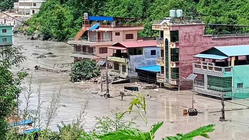 বন্যা-ভূমিধসে নিহত অন্তত ১৬০, নিখোঁজ ৮ শতাধিক