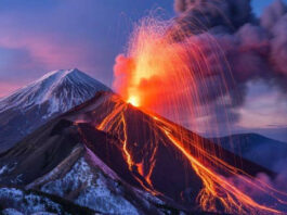 জাপানে আগ্নেয়গিরিতে বিশাল অগ্নুৎপাত, ১৪ হাজার ফুট ওপরে ছাই