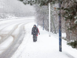 ব্রিটেনজুড়ে রেড অ্যালার্ট : ভয়াবহ ঝড়ের আশঙ্কা